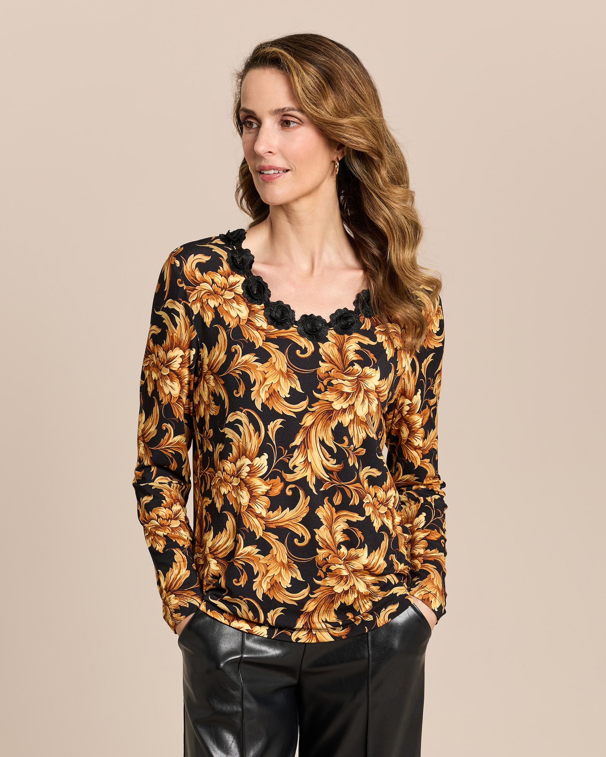 Produktabbildung für Shirt mit Ornamentdruck und Deko