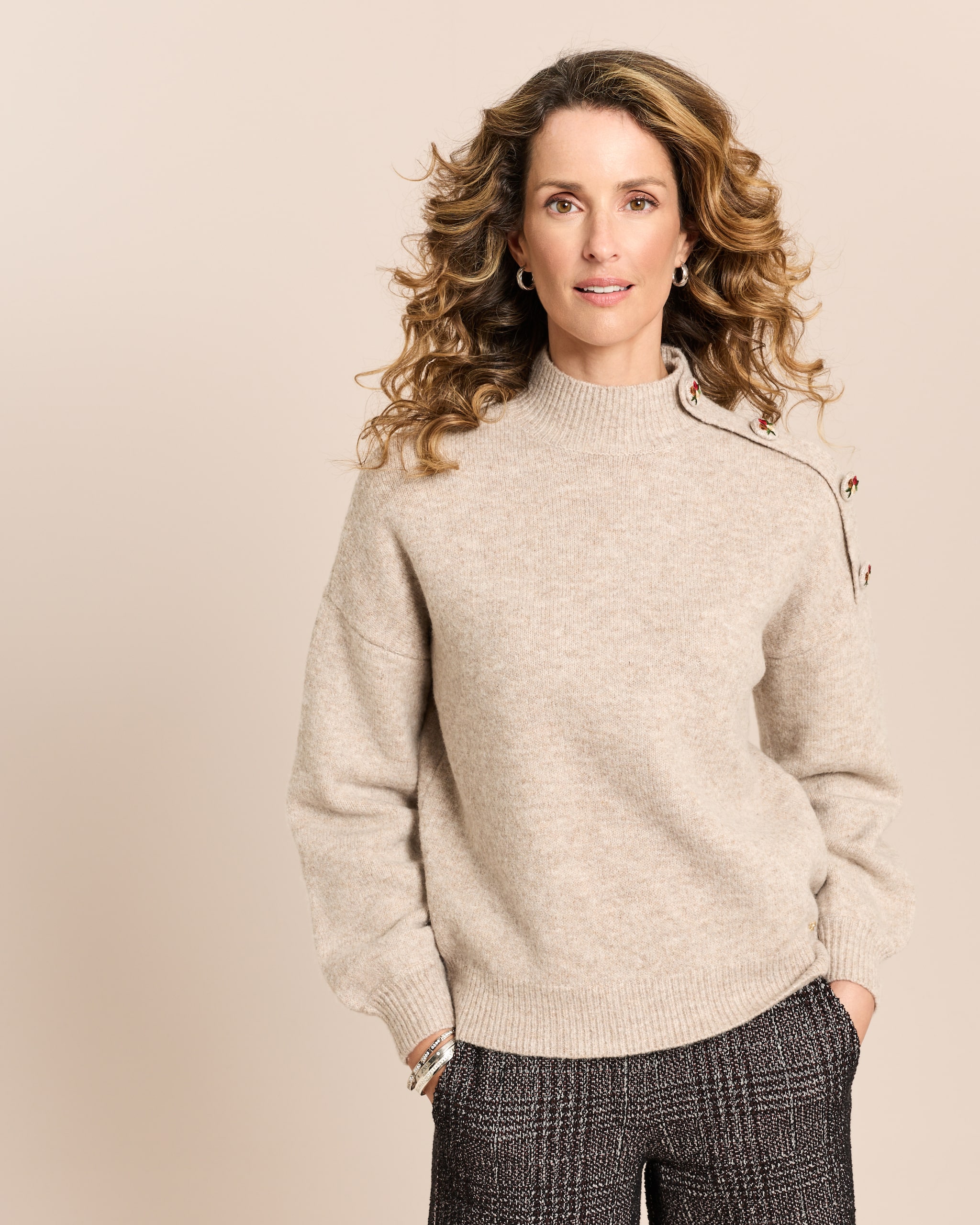 Produktabbildung für Pullover mit Knopfdetail
