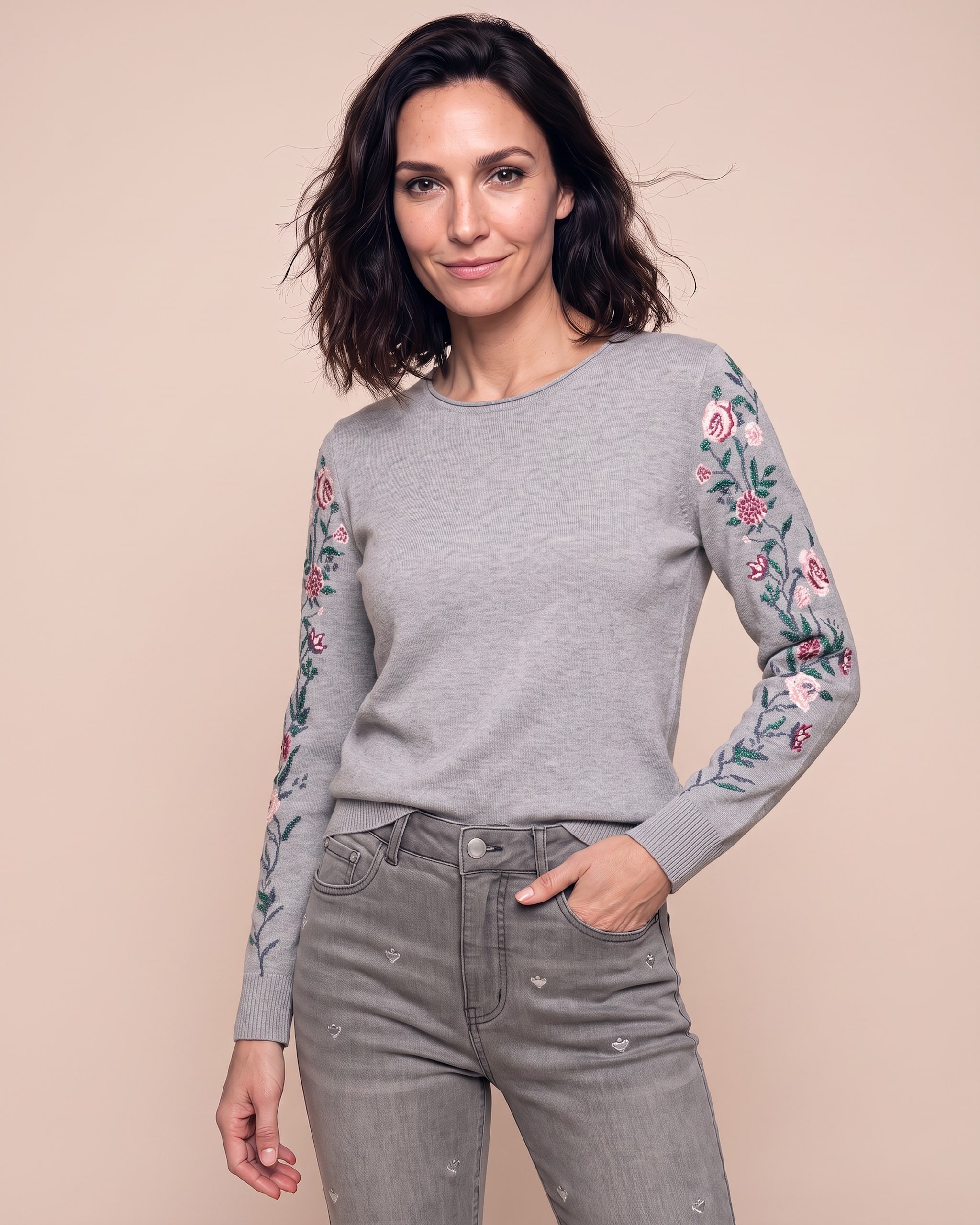 Produktabbildung für Pullover mit Blütenstickerei