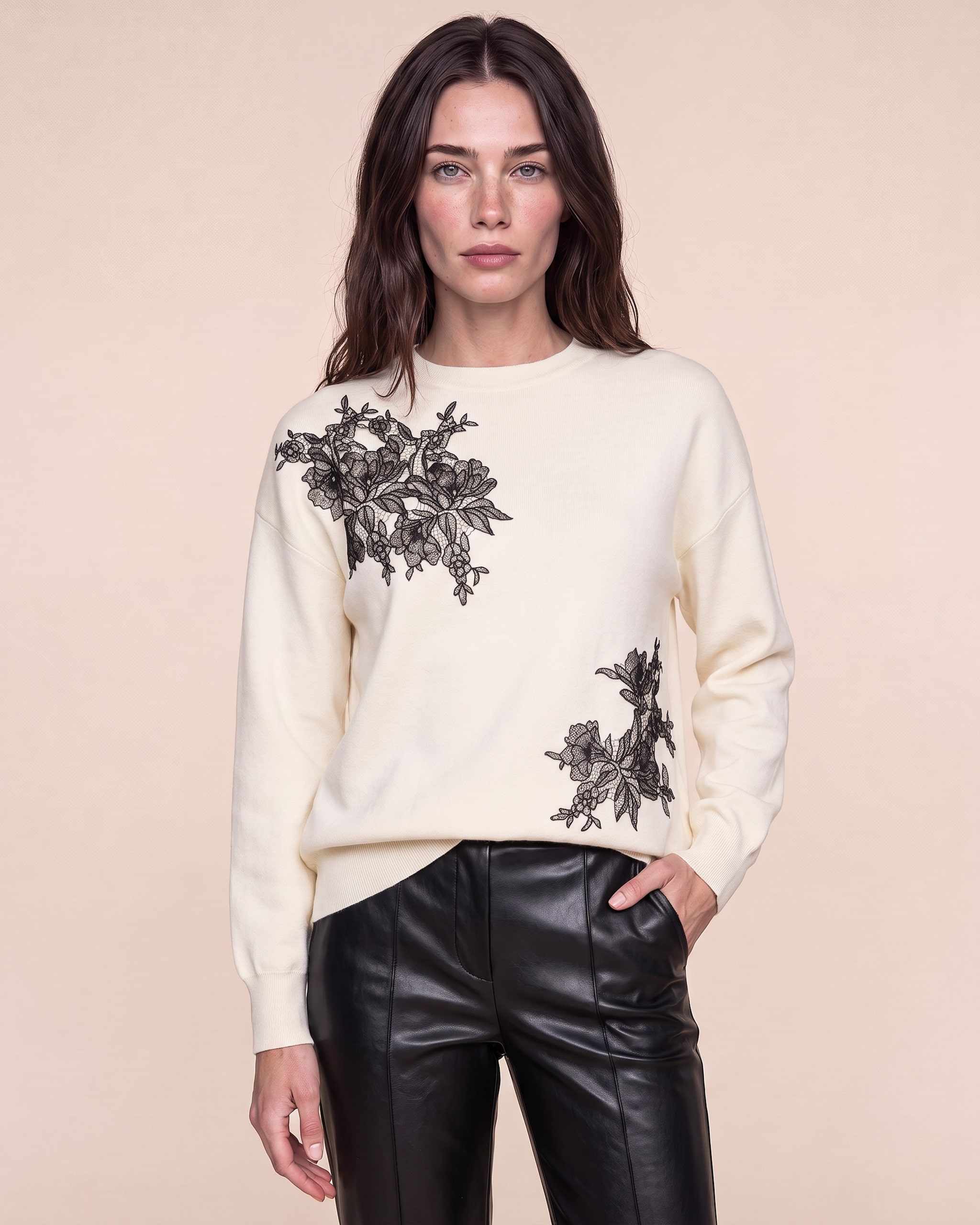 Produktabbildung für Pullover mit Spitzenapplikation