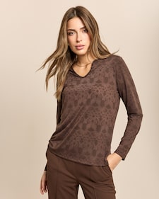 Produktabbildung für Shirt mit Henley-Kragen und Logo-Ausbrenner